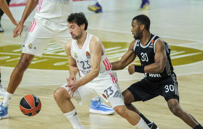 December 4, 2020, Madrid, MADRID, SPAIN: Sergio Llull Melia of Real Madrid Baloncesto and Norris Cole of Asvel Lyon-Villeurbanne in action during the Euroleague basketball match played between Real Madrid and Asvel Lyon-Villeurbanne at WiZink Center on December 04, 2020, in Madrid, Spain. Madrid SPAIN - ZUMAa181 20201204_zaa_a181_081 Copyright: xIrinaxR.xHipolitox