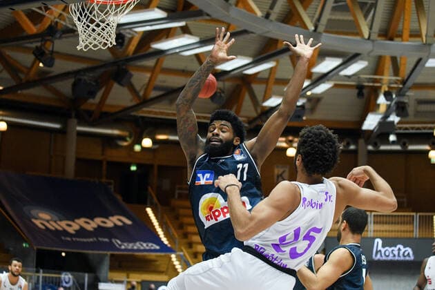 Tim Coleman HAKRO Merlins Crailsheim defends against Galen Robinson Jr BG Goettingen , GER, HAKRO Merlins Crailsheim vs BG Goettingen, 4 matchday easycredit Basketball Bundesliga, season 2020 2021, 04 12 2020 GER, HAKRO Merlins Crailsheim vs BG Goettingen, 4 matchday easycredit Basketball Bundesliga, season 2020 2021, 04 12 2020 Crailsheim Copyright: xMemmlerx Eibner-Pressefotox EP_mmr