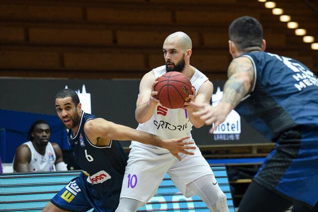 Dennis Kramer BG Goettingen in duel with Elias Lasisi HAKRO Merlins Crailsheim , GER, HAKRO Merlins Crailsheim vs BG Goettingen, 4 matchday easycredit Basketball Bundesliga, season 2020 2021, 04 12 2020 GER, HAKRO Merlins Crailsheim vs BG Goettingen, 4 matchday easycredit Basketball Bundesliga, season 2020 2021, 04 12 2020 Crailsheim Copyright: xMemmlerx Eibner-Pressefotox EP_mmr