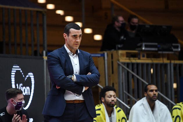 Coach Roel Moors BG Goettingen observes the game sceptically, GER, HAKRO Merlins Crailsheim vs BG Goettingen, 4 matchday easycredit Basketball Bundesliga, season 2020 2021, 04 12 2020 GER, HAKRO Merlins Crailsheim vs BG Goettingen, 4 matchday easycredit Basketball Bundesliga, season 2020 2021, 04 12 2020 Crailsheim Copyright: xMemmlerx Eibner-Pressefotox EP_mmr