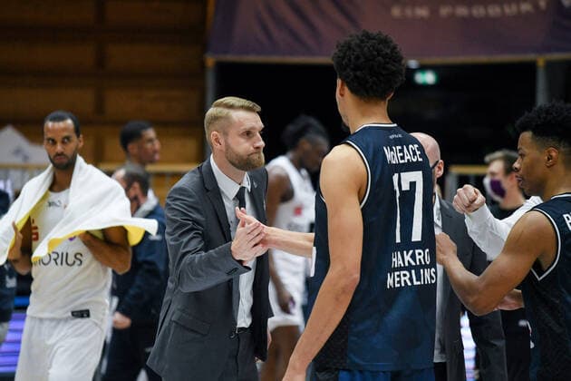 Coach Tuomas Iisalo HAKRO Merlins Crailsheim taps off HAKRO Merlins Crailsheim after the game with Jamuni McNeace and is happy about the victory, GER, HAKRO Merlins Crailsheim vs BG Goettingen, 4 matchday easycredit Basketball Bundesliga, season 2020 2021, 04 12 2020 GER, HAKRO Merlins Crailsheim vs BG Goettingen, 4 matchday easycredit Basketball Bundesliga, season 2020 2021, 04 12 2020 Crailsheim Copyright: xMemmlerx Eibner-Pressefotox EP_mmr