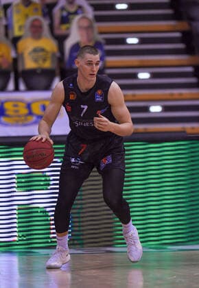 GER, Basketball, EWE Baskets Oldenburg vs. NINERS Chemnitz 04 12 2020, EWE Arena, Oldenburg, GER, easy Credit BBL, EWE Baskets Oldenburg vs. NINERS Chemnitz, in the picture Jonas RICHTER NINERS Chemniz 7 Single action, whole body whole body nordphotoxRojahn nph00310