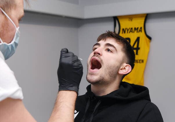 Basketball 2 Bundesliga 2020 2021 9 Matchday 05 12 2020 Tigers Tuebingen Rostock Seawolves Tigers Team doctor Philipp Calgeer li takes a sample from Matti Sorgius Tigers for a Corona rapid test