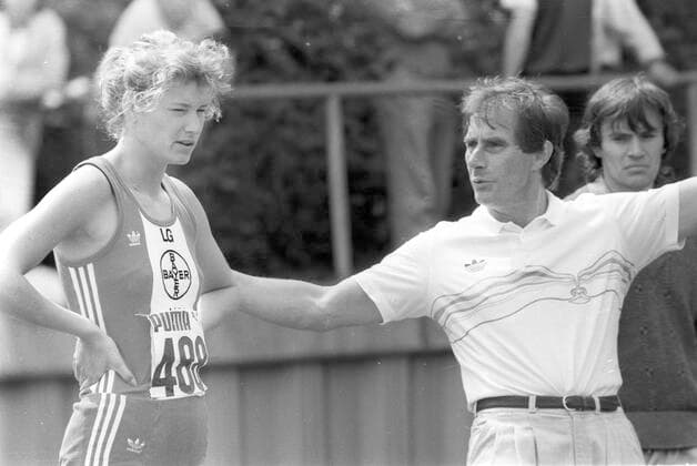 Deutsche Leichtathletik-Mannschaftsmeisterschaften 1988 in Leverkusen 11.06.1988. Heike Redetzky (Hochsprung) und Trainer Gerd Osenberg (beide Bayer Leverkusen). *** German Athletics Team Championships 1988 in Leverkusen 11 06 1988 Heike Redetzky High Jump and Trainer Gerd Osenberg both Bayer Leverkusen HM