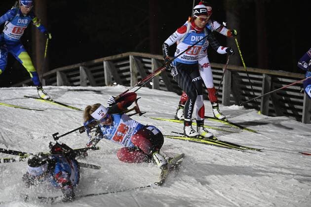 Bilder des Jahres 2020, Sport 12 Dezember Sport Themen der Woche KW49 Sport Bilder des Tages Sari Maeda of Japan passes by as Karoline Offigstad Knotten of Norway (C) and Dunja Zdouc od Austria (L) falls during women s 4x6km relay competition of the IBU World Cup Biathlon event in Kontiolahti, Finland, on December 5, 2020. Kontiolahti Finland LKFTJK20201205161924CKJN  Copyright: xAnttixAimo-Koivistox