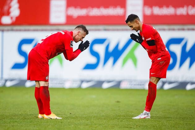 Bilder des Jahres 2020, Sport 12 Dezember Sport Themen der Woche KW49 Sport Bilder des Tages Marvin Pourie (1.FC Kaiserslautern) bejubelt den Treffer zum 2:2 mit Kenny Prince Redondo (1.FC Kaiserslautern), 1.FC Kaiserslautern vs MSV Duisburg, Fussball, 3. Bundesliga, 05.12.2020 1.FC Kaiserslautern vs MSV Duisburg, Fussball, 3. Bundesliga, 05.12.2020 *** Marvin Pourie 1 FC Kaiserslautern celebrates the goal of 2 2 with Kenny Prince Redondo 1 FC Kaiserslautern , 1 FC Kaiserslautern vs MSV Duisburg, Soccer, 3 Bundesliga, 05 12 2020 1 FC Kaiserslautern vs MSV Duisburg, Soccer, 3 Bundesliga, 05 12 2020 Copyright: xNeisx Eibner-Pressefotox EP_ans