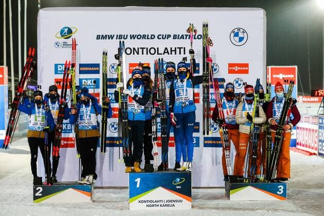 Bilder des Jahres 2020, Sport 12 Dezember Sport Themen der Woche KW49 201205 Hanna Öberg, Elvira Öberg, Mona Brorsson and Johanna Skottheim of Sweden celebrate their first place on the podium after competing in the Women s 4x6 km relay during the IBU biathlon World Cup on 5 december 2020 in Kontiolahti. Photo: Kalle Parkkinen BILDBYRAN COP 211 KP0010 skidskytte biathlon ibu world cup kontiolahti women s 4x6 km relay bbeng dam stafett Sverige jubel C *** 201205 Hanna Öberg, Elvira Öberg, Mona Brorsson and Johanna Skottheim of Sweden celebrate their first place on the podium after competing in the Women s 4x6 km relay during the IBU biathlon World Cup on 5 December 2020 in Kontiolahti Photo Kalle Parkkinen BILDBYRAN COP 211 KP0010 biathlon biathlon ibu world cup kontiolahti women s 4x6 km relay bbeng dam stafett Sverige jubel C,  Copyright: KALLExPARKKINEN BB201205BB702