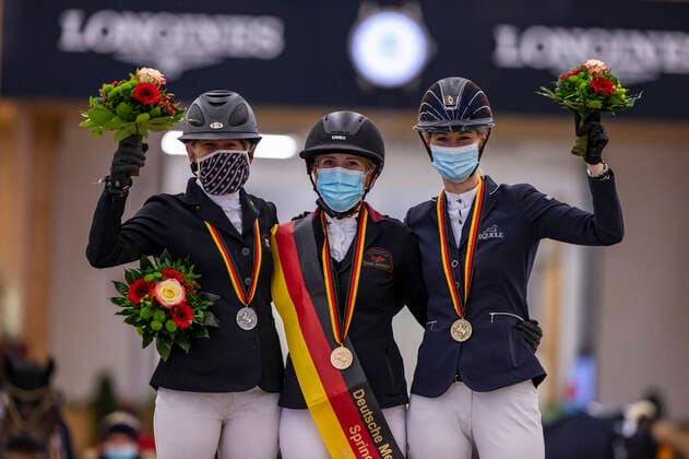Bilder des Jahres 2020, Sport 12 Dezember Sport Themen der Woche KW49 RIESENBECK - Int. Deutsche Meisterschaften Springen 2020, Riesenbeck, Pferdesportzentrum, RIESENBECK - Int. Deutsche Meisterschaften Springen 2020, STEURER-COLLEE Barbara (GER), BORMANN Finja (GER), NAGEL-TORNAU Sarah (GER) - Siegerehrung Podest Nat. SpringpruÌˆfung Kl. S mit Stechen *** Finale Deutsche Meisterschaft Springreiterinnen 2020 05. December 2020 - *** RIESENBECK Int German Championships Show Jumping 2020, Riesenbeck, Horse Sports Centre, RIESENBECK Int German Championships Show Jumping 2020, STEURER COLLEE Barbara GER , BORMANN Finja GER , NAGEL TORNAU Sarah GER Award Ceremony Podium Nat SpringpruÌˆfung Kl S with jump-off Final German Championships Show Jumping 2020 05 December 2020