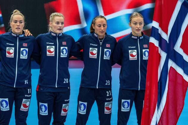 Norway team during lineup prior to the Women s EHF Euro 2020 match between Germany and Norway at Sydbank Arena on December 05, 2020 in Kolding, Denmark Photo by RHF Agency Ronald Hoogendoorn xVIxANPxSportx xRonaldxHoogendoornxIVx 425884171