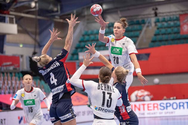 Emily Bölk, Julia Behnke and Kim Naidzinavicius of Germany in action with Veronica E Kristiansen of Norway during the EHF EURO 2020 European Women s Handball preliminary round match between Germany and Norway at Sydbank Arena in Kolding in Denmark, on December 5, 2020, Kolding Denmark  Copyright: BoxAmstrup BoxAmstrupx COP212 spdk20201205-202247-L