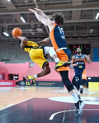 Basketball 2 Bundesliga 2020 2021 9 Matchday 05 12 2020 Tigers Tuebingen Rostock Seawolves Josh Sharkey left, Tigers against Sid Marlon Theis right, Rostock