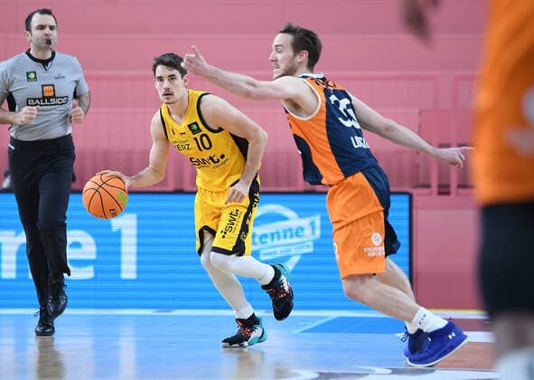 Basketball 2 Bundesliga 2020 2021 9 Matchday 05 12 2020 Tigers Tuebingen Rostock Seawolves Gianni Otto left, Tigers against Brad Loesing right, Rostock