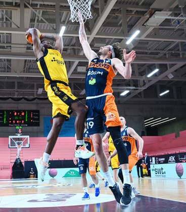 Basketball 2 Bundesliga 2020 2021 9 Matchday 05 12 2020 Tigers Tuebingen Rostock Seawolves Isaiah Crawley left, Tigers against Sid Marlon Theis right, Rostock