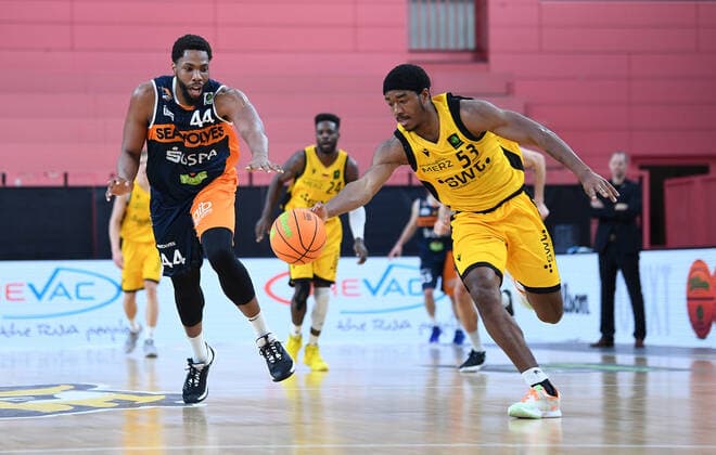 Basketball 2 Bundesliga 2020 2021 9 Matchday 05 12 2020 Tigers Tuebingen Rostock Seawolves Isaiah Crawley re, Tigers against Keith Wright li, Rostock