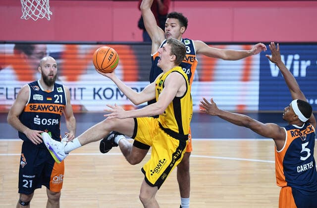 Basketball 2 Bundesliga 2020 2021 9 Matchday 05 12 2020 Tigers Tuebingen Rostock Seawolves Jekabs Beck Mitte , Tigers against Jarelle Reischel Mitte hinten, Rostock and Chris Carter re, Rostock and Michael Jost li, Rostock