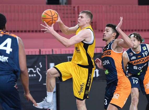 Basketball 2 Bundesliga 2020 2021 9 Matchday 05 12 2020 Tigers Tuebingen Rostock Seawolves Elias Valtonen Mitte, Tigers against Jarelle Reischel re, Rostock