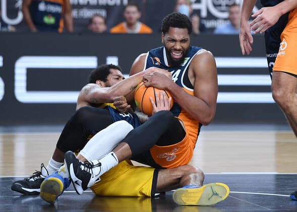 Basketball 2 Bundesliga 2020 2021 9 Matchday 05 12 2020 Tigers Tuebingen Rostock Seawolves fight for the ball Keith Wright re, Rostock against Troy Simons li, Tigers