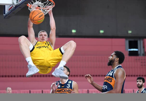 Basketball 2 Bundesliga 2020 2021 9 Matchday 05 12 2020 Tigers Tuebingen Rostock Seawolves Dunking Troy Simons left, Tigers hanging from basket observed by Keith Wright right, Rostock