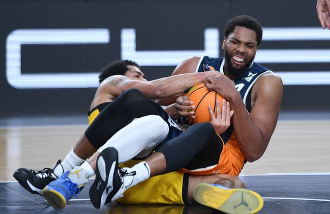 Basketball 2 Bundesliga 2020 2021 9 Matchday 05 12 2020 Tigers Tuebingen Rostock Seawolves fight for the ball Keith Wright re, Rostock against Troy Simons li, Tigers