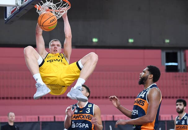 Basketball 2 Bundesliga 2020 2021 9 Matchday 05 12 2020 Tigers Tuebingen Rostock Seawolves Dunking Troy Simons left, Tigers hanging from basket observed by Keith Wright right, Rostock
