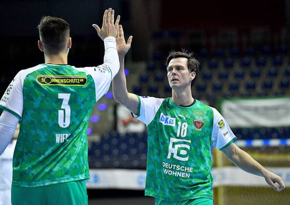 05 12 2020, xlakx, Handball HBL Bundesliga, Fuechse Berlin MT Melsungen emspor, v l high five Fabian Wiede Fuechse Berlin 3 ,Hans Lindberg Fuechse Berlin 18 Berlin
