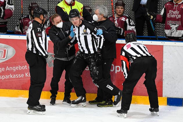 Bilder des Jahres 2020, Sport 12 Dezember Sport Themen der Woche KW49 Sport Bilder des Tages Eishockey - Testspiel- Kölner Haie vs Iserlohn Roosters am 5.12.2020 in der Kölnarena 2 Behandlung des Linesman *** Ice hockey test match Kölner Haie vs Iserlohn Roosters on 5 12 2020 in the Kölnarena 2 Treatment of the Linesman wd