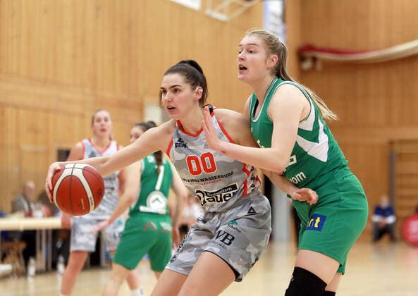 Wasserburg, Badria Halle, 05 12 20, 6 Matchday, Basketball, 1 Bundesliga Women, TSV 1880 Wasserburg vs flippo Baskets BG 74 in the picture from left Margaret MULLIGAN Wasserburg US , Samantha ROSCOE Goettingen , Copyright: HMBxMediax xHeikoxBecker