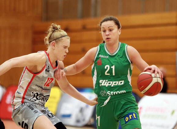 Wasserburg, Badria Halle, 05 12 20, 6 Matchday, Basketball, 1 Bundesliga Women, TSV 1880 Wasserburg vs flippo Baskets BG 74 in the picture from left Laura HEBECKER Wasserburg , Riley LUPFER Goettingen US , Copyright: HMBxMediax xHeikoxBecker