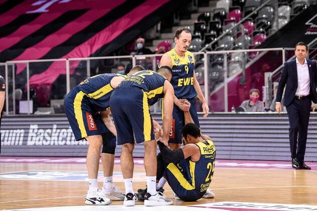 easyCredit BBL, Telekom Baskets Bonn vs EWE Baskets Oldenburg, 06 12 2020 Karsten Tadda EWE Baskets Oldenburg 9 ,Phil Pressey EWE Baskets Oldenburg 25 , easyCredit BBL, Telekom Baskets Bonn vs EWE Baskets Oldenburg on 06 12 2020 at the Telekom Dome Bonn, Bonn Nordrhein Westfalen Copyright: xBEAUTIFULxSPORTS Mueller-Laschetx