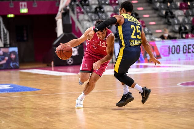 easyCredit BBL, Telekom Baskets Bonn vs EWE Baskets Oldenburg, 06 12 2020 Anthony DiLeo Telekom Baskets Bonn 11 , Phil Pressey EWE Baskets Oldenburg 25 , easyCredit BBL, Telekom Baskets Bonn vs EWE Baskets Oldenburg on 06 12 2020 at the Telekom Dome Bonn, Bonn Nordrhein Westfalen Copyright: xBEAUTIFULxSPORTS Mueller-Laschetx