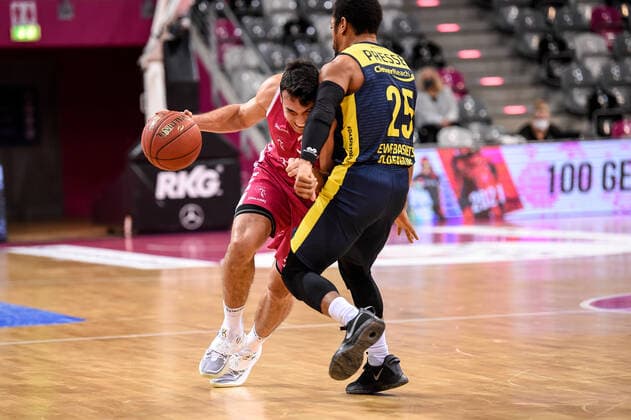 easyCredit BBL, Telekom Baskets Bonn vs EWE Baskets Oldenburg, 06 12 2020 Anthony DiLeo Telekom Baskets Bonn 11 , Phil Pressey EWE Baskets Oldenburg 25 , easyCredit BBL, Telekom Baskets Bonn vs EWE Baskets Oldenburg on 06 12 2020 at the Telekom Dome Bonn, Bonn Nordrhein Westfalen Copyright: xBEAUTIFULxSPORTS Mueller-Laschetx
