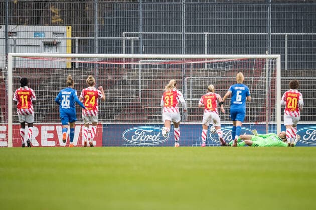 DFB Pokal der Frauen 1 FC Koeln TSG Hoffenheim, 06 12 2020 Mandy Islacker 8, 1 FC Koeln balances for 1 1 cheers at 1 FC Koeln DFB Pokal der Frauen 1 FC Koeln TSG Hoffenheim, Franz Kremer Stadion, Koeln DFB REGULATIONS PROHIBIT ANY USE OF PHOTOGRAPHS AS IMAGE SEQUENCES AND OR QUASI VIDEO Copyright: xBEAUTIFULxSPORTS Wunderlx