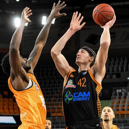 GER, BBL, ratiopharm ulm vs RASTA Vechta 06 12 2020, ratiopharm arena, Neu Ulm, GER, BBL, ratiopharm ulm vs RASTA Vechta, in the picture Aric Holman Ulm, 35 defended against Dennis Clifford Vechta, 42 nordphotoxHafner nph00200