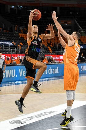 GER, BBL, ratiopharm ulm vs RASTA Vechta 06 12 2020, ratiopharm arena, Neu Ulm, GER, BBL, ratiopharm ulm vs RASTA Vechta, in the picture Jean Salumu Vechta, 13 goes to the basket, John Petrucelli Ulm, 7 nordphotoxHafner nph00200