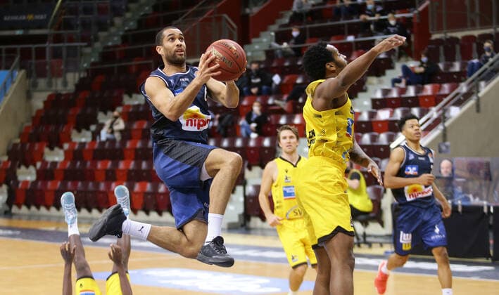 Ludwigsburg , Basketball easyCredit BBL Bundesliga , MHP GIANTS Ludwigsburg vs. HAKRO Merlins Crailsheim , from left Elias Lasisi Crailsheim Barry Brown Riesen