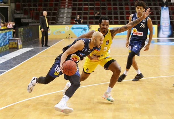 Ludwigsburg , Basketball easyCredit BBL Bundesliga , MHP GIANTS Ludwigsburg vs. HAKRO Merlins Crailsheim , from left Aleksa Kovacecic Crailsheim Barry Brown Riesen