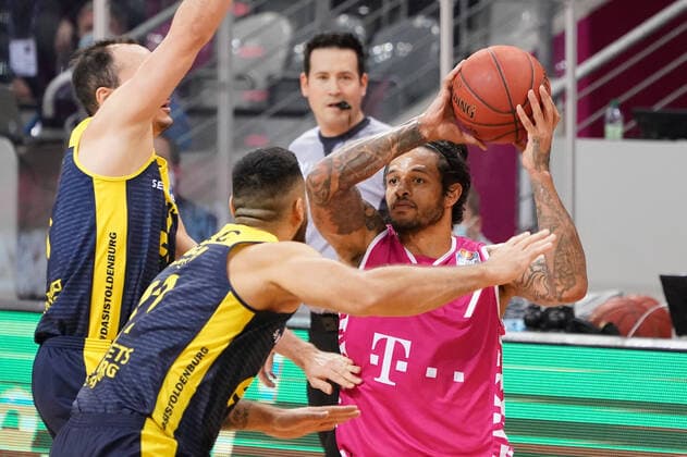 GER, easyCredit BBL, men, Telekom Baskets Bonn vs. EWE Baskets Oldenburg 06 12 2020, Telekom Dome, Bonn, GER, easyCredit BBL, men, Telekom Baskets Bonn vs. EWE Baskets Oldenburg, in the picture picture picture shows Chris Babb Telekom Bonn 7 , in the duel against Martin Breunig Oldenburg 12 , nordphotox xMeuter nph00351