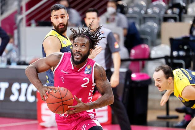 GER, easyCredit BBL, men, Telekom Baskets Bonn vs. EWE Baskets Oldenburg 06 12 2020, Telekom Dome, Bonn, GER, easyCredit BBL, men, Telekom Baskets Bonn vs. EWE Baskets Oldenburg, picture picture shows Xavier Pollard Telekom Bonn 2 , in the duel against Martin Breunig Oldenburg 12 , nordphotox xMeuter nph00351