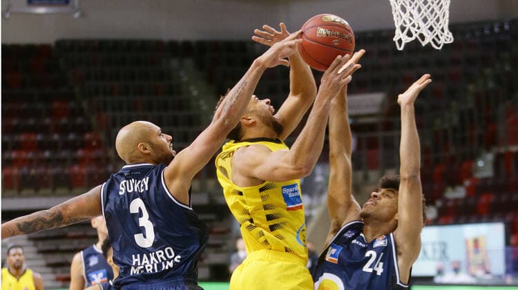 Ludwigsburg , Basketball easyCredit BBL Bundesliga , MHP GIANTS Ludwigsburg vs. HAKRO Merlins Crailsheim , from left Maurice Stuckey Craisl Elias Harris Riesen Jeremy Jones Crails