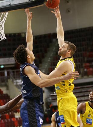 Ludwigsburg , Basketball easyCredit BBL Bundesliga , MHP GIANTS Ludwigsburg vs HAKRO Merlins Crailsheim , from left Jamuni McNeace Crails Jonas Wohlfarth Bottermann Riesen