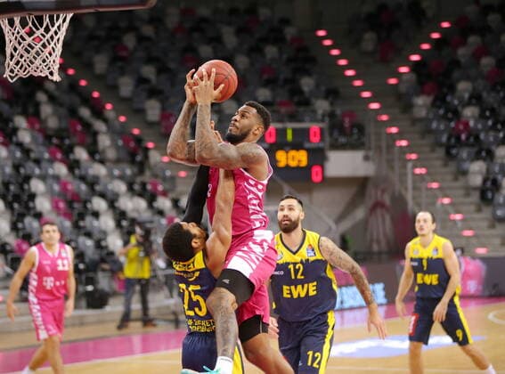 James Thompson IV Telekom Baskets Bonn vs. Phil Pressey EWE Baskets Oldenburg easyCredit BBL 1 Bundesliga, season 2020 2021, 5 matchday