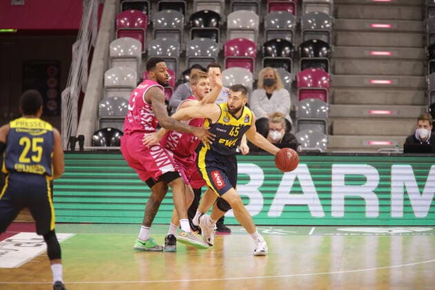 James Thompson IV, Benjamin Lischka Telekom Baskets Bonn vs. Nathan Boothe EWE Baskets Oldenburg easyCredit BBL 1 Bundesliga, season 2020 2021, 5 matchday