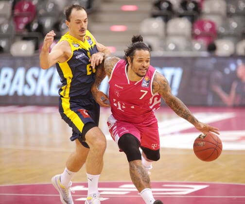 Chris Babb Telekom Baskets Bonn vs. Karsten Tadda EWE Baskets Oldenburg easyCredit BBL 1 Bundesliga, season 2020 2021, 5 matchday