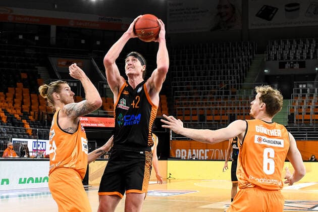 GER, BBL, ratiopharm ulm vs RASTA Vechta 06 12 2020, ratiopharm arena, Neu Ulm, GER, BBL, ratiopharm ulm vs RASTA Vechta, in the picture Dylan Osetkowski Ulm, 21 , Dennis Clifford Vechta, 42 , Per Günther Guenther Ulm, 6 nordphotoxHafner nph00200