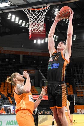 GER, BBL, ratiopharm ulm vs RASTA Vechta 06 12 2020, ratiopharm arena, Neu Ulm, GER, BBL, ratiopharm ulm vs RASTA Vechta, in the picture Dylan Osetkowski Ulm, 21 as spectator, Dennis Clifford Vechta, 42 scores nordphotoxHafner nph00200