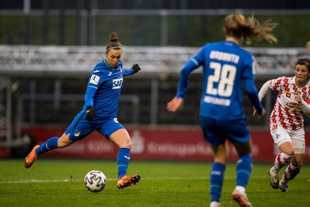 DFB Pokal der Frauen 1 FC Koeln TSG Hoffenheim, 06 12 2020 Nicole Billa 16, TSG Hoffenheim shoots the 1 4 DFB Pokal der Frauen 1 FC Koeln TSG Hoffenheim, Franz Kremer Stadion, Koeln DFB REGULATIONS PROHIBIT ANY USE OF PHOTOGRAPHS AS IMAGE SEQUENCES AND OR QUASI VIDEO Copyright: xBEAUTIFULxSPORTS Wunderlx