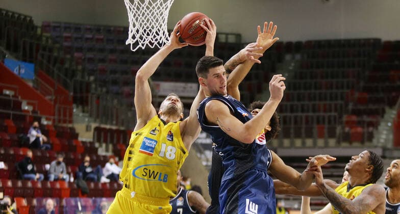 Ludwigsburg , Basketball easyCredit BBL Bundesliga , MHP GIANTS Ludwigsburg vs HAKRO Merlins Crailsheim , from left Jonas Wohlfarth Bottermann Giant Bogdan Radosavljevic Crailsheim