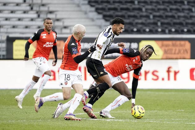 10 ANGELO FULGINI (SCO) - 08 TREVOH CHALOBAH (LOR) FOOTBALL : Angers vs Lorient - Ligue 1 Uber Eats - 06 12 2020 FEP Panoramic 