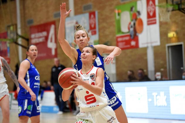 Basketball Toyota 1 DBBL GiroLive Panthers Osnabrück vs GISA LIONS SV Halle on 06 12 2020 in the OSC Halle in Osnabrück vs. Jenny Strozyk GiroLive Panthers Osnabrück in the duel against Darien Huff GISA LIONS SV Halle Osnabrück OSC Halle Lower Saxony Germany