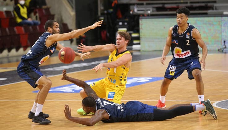 V li Elias Lasisi Merlins , Jordan Hulls Riesen , Trae BellHaynes Merlins Am Boden Haywoood Highsmith Merlins MHP Riesen Ludwigsburg vs Merlins Crailsheim Basketball Bundesliga 2020 2021 Ludwigsburg , GER,06 12 2020,